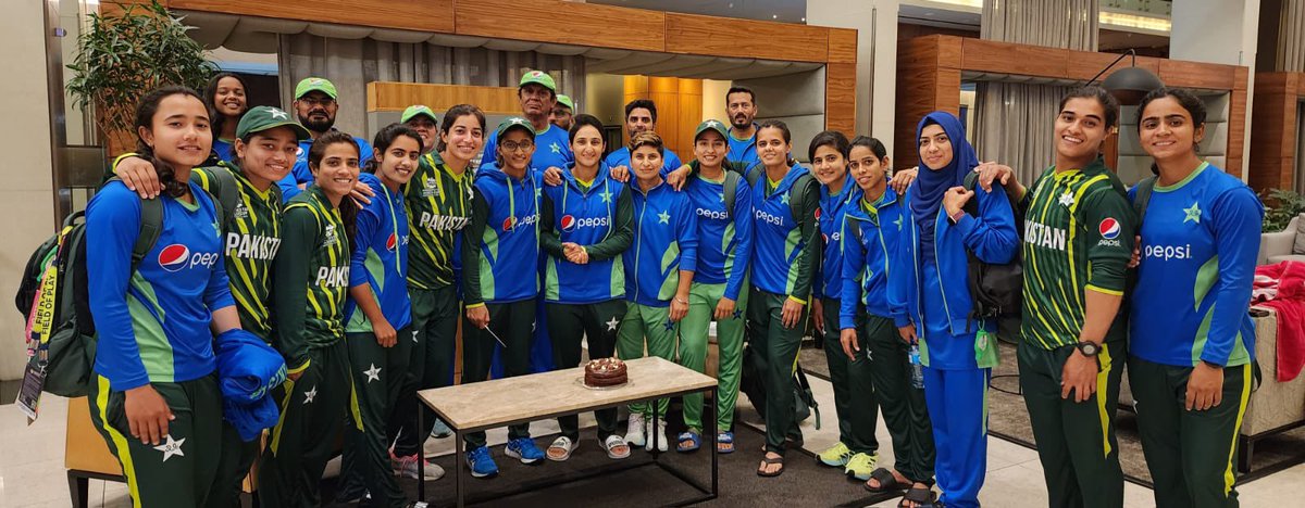 Of course there’s cake! Pakistan Women celebrate their victory vs Ireland 🎉 

#GirlsInGreen