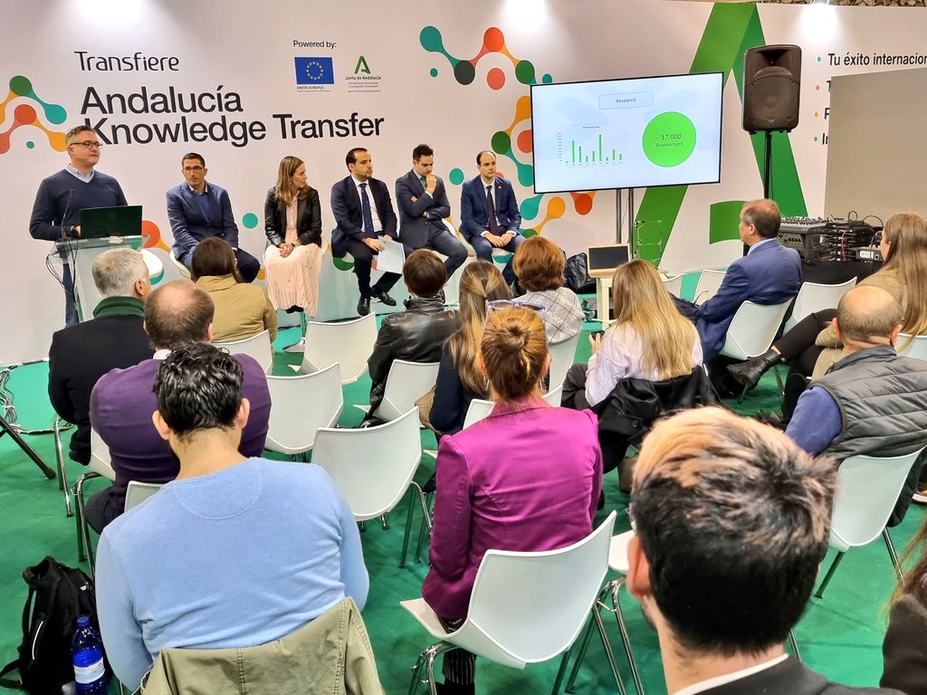 ForoTransfiere's tweet image. ✅️ La primera mesa redonda del día en #Transfiere2023 es en el espacio #AndaluciaKnowledge 👉 &quot;Capacidades de I+D de las universidades andaluzas de interés empresarial&quot;.

🗣 Con @OTRIUJA, @OTRIUMA, @otriual, @otriuca y @OTRIUGR.

➡️ @UniversidadAnd