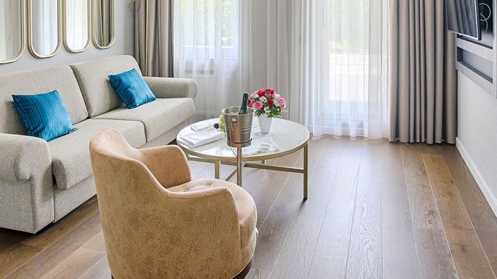 SpainPergo's tweet image. En #Pergo diseñamos suelos de madera de alta resistencia que pueden ser utilizados en situaciones de gran desgaste. Todas las habitaciones del Piestany Spa Hotel fueron reformadas con #suelos de #madera de la gama Lofoten😍Más información  en pergo.es #Interiorismo