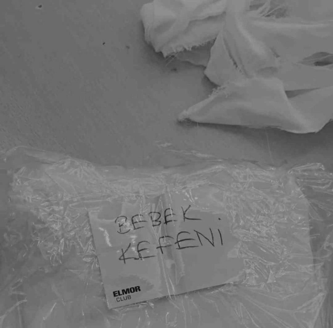 gazatr's tweet photo. Bebeğin kefeni olmaz ki tulumu olur zıbını olur beresi olur eldiveni veya güzel bir kokusu olur.. https://t.co/7MvQlOrIj4
