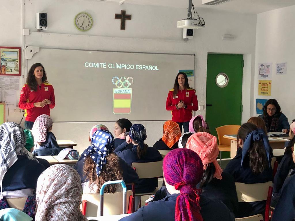 Ayer tuvimos en 5º de #primaria la visita de dos deportistas olímpicas <a href="/lourdesmohedano/">Lourdes Mohedano 💥</a> y Sandra Aguilar, del <a href="/COE_es/">Comité Olímpico Español</a>. Pudieron explicar la historia de los JJOO, enseñar materiales de diversos deportes y, sobre todo, hablar de los #valores deportivos. ¡Gracias!
#soySenara