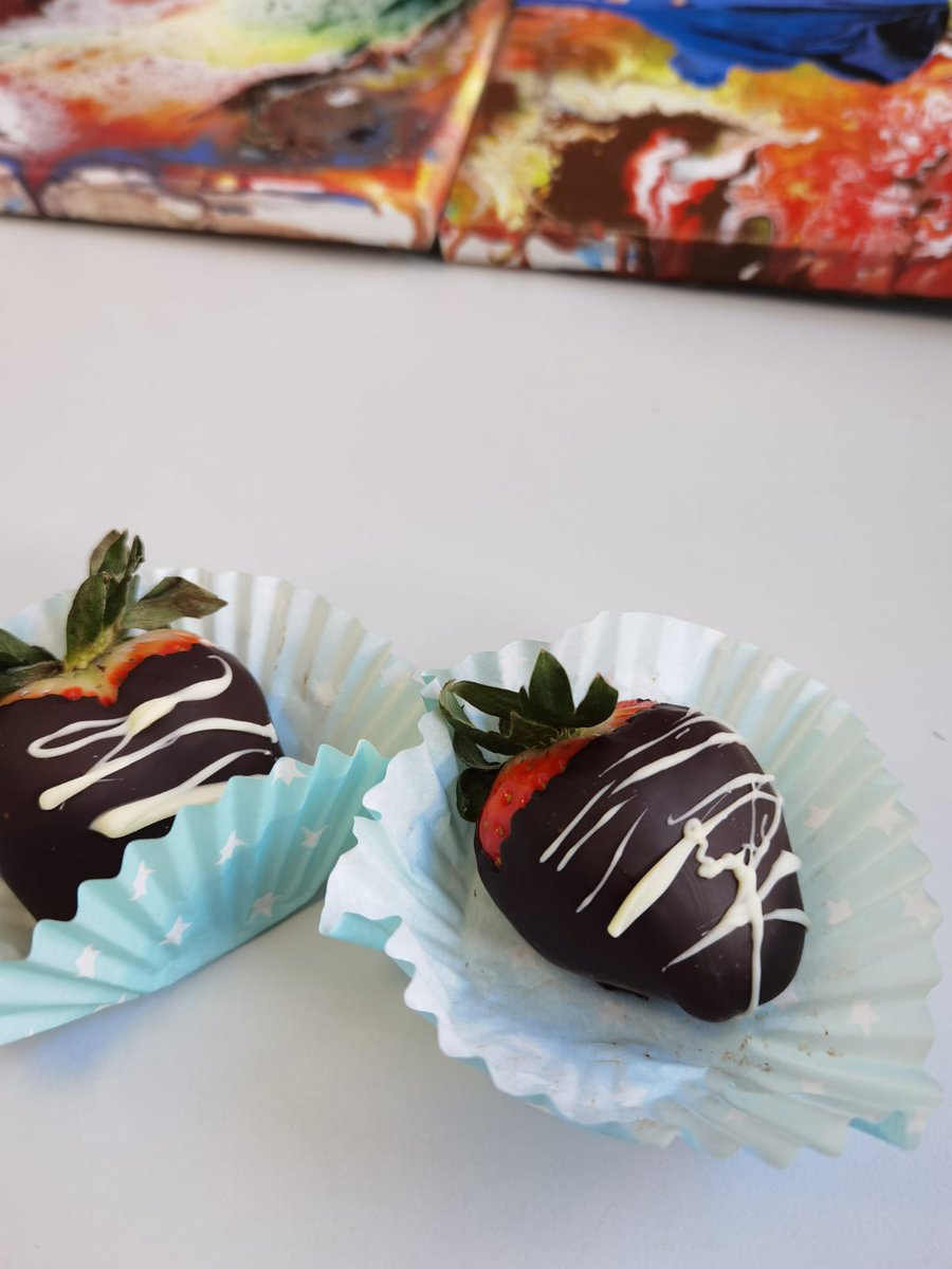 NoTeaNoMotion's tweet photo. Woke up at 6 a.m. to make some chocolate covered strawberries 🍓❤🍫 to share with my coworkers. #chocolate #sweet https://t.co/bUknc9jIIP