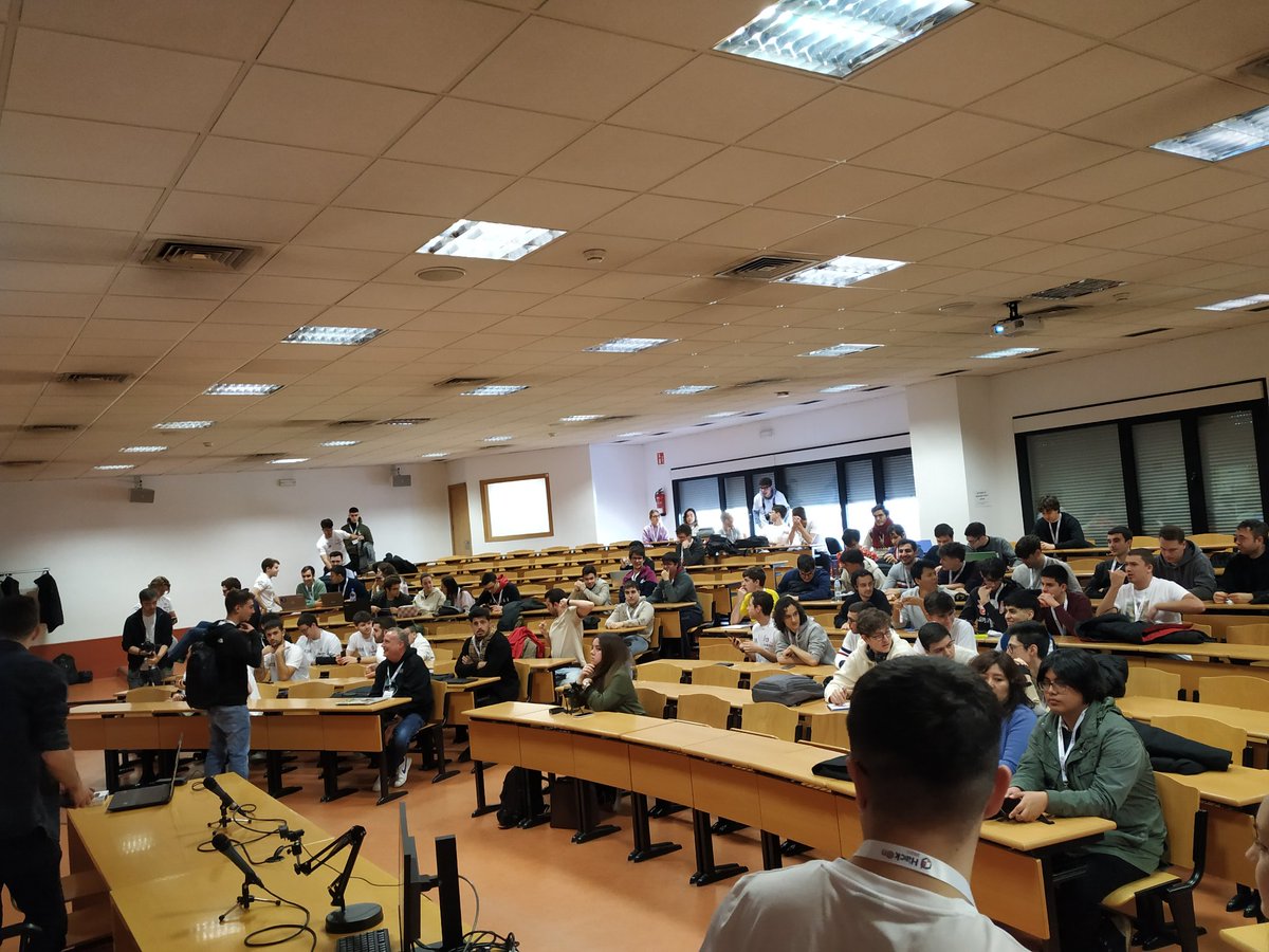 agpardo_'s tweet image. Muy buena la acogida de #HackOn2023. Muchos estudiantes de grados diferentes.