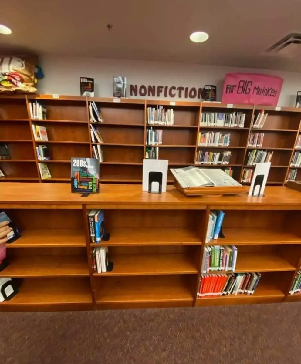 livreshebdo's tweet photo. ÉTATS-UNIS > Les lois du gouverneur DeSantis vident la Floride de ses livres https://t.co/XKzMb0b19k

#international #liberte #loi #livre https://t.co/EYySoBK57M