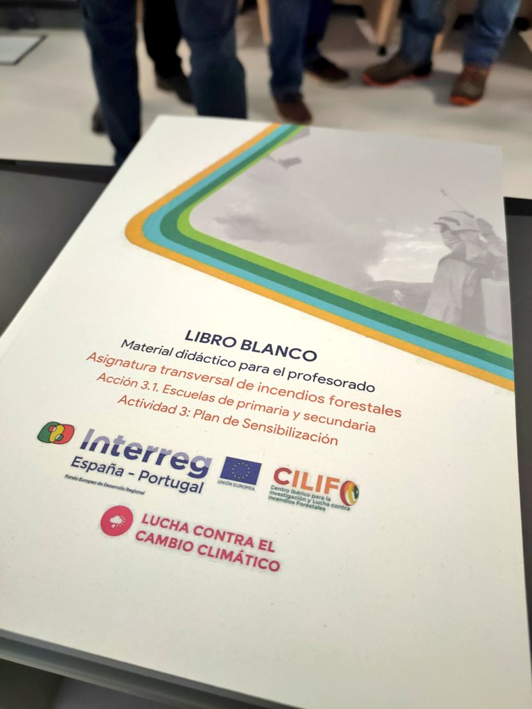 ferrandalmau78's tweet photo. Hoy presentamos en Sevilla entre otras cosas el #LibroBlanco con material didáctico para el profesorado de #Andalucía de la asignatura transversal de #IncendiosForestales en el marco del @CILIFO_UE 

#PedagogíaForestal #Educación para cambiar el mundo #IIFF https://t.co/nV47sqaYKl