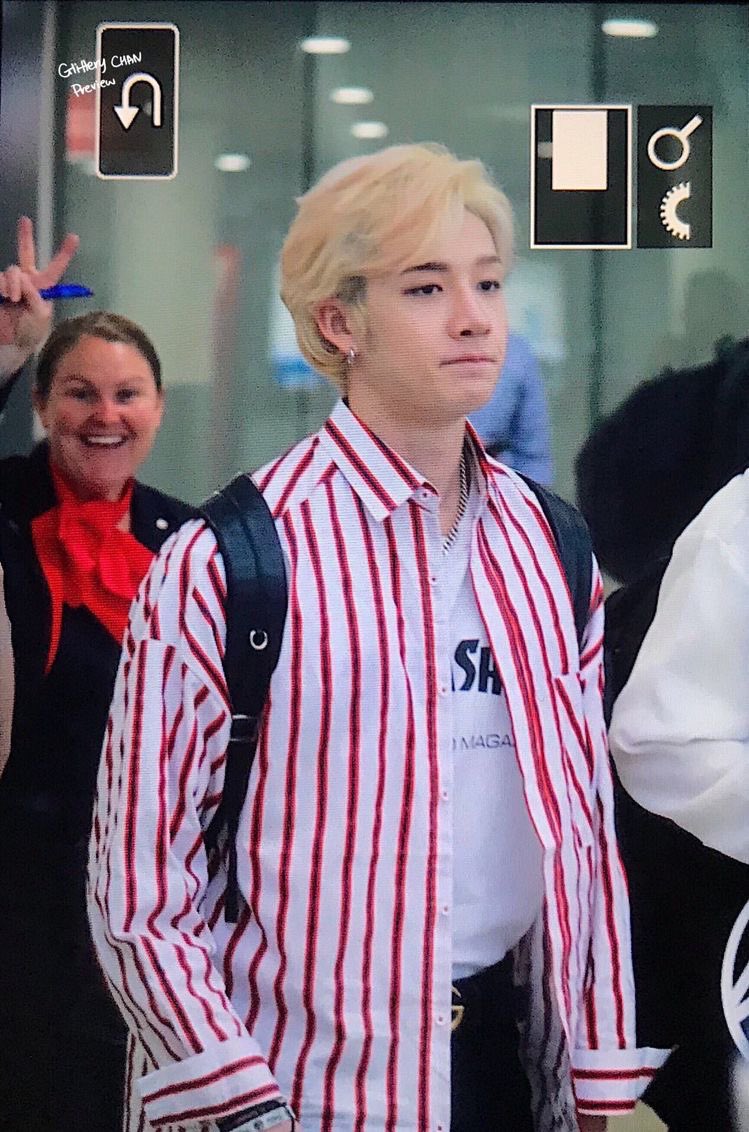 sombrsonrae's tweet photo. thinking about the last time they were in aus and a stewardess photobombed chan 😭 https://t.co/V8lbUmOuhT