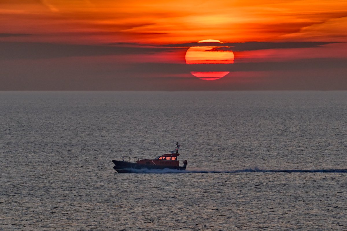 A pilot boat under the sun at Broadstairs

#broadstairs #pilotboat #sunrise