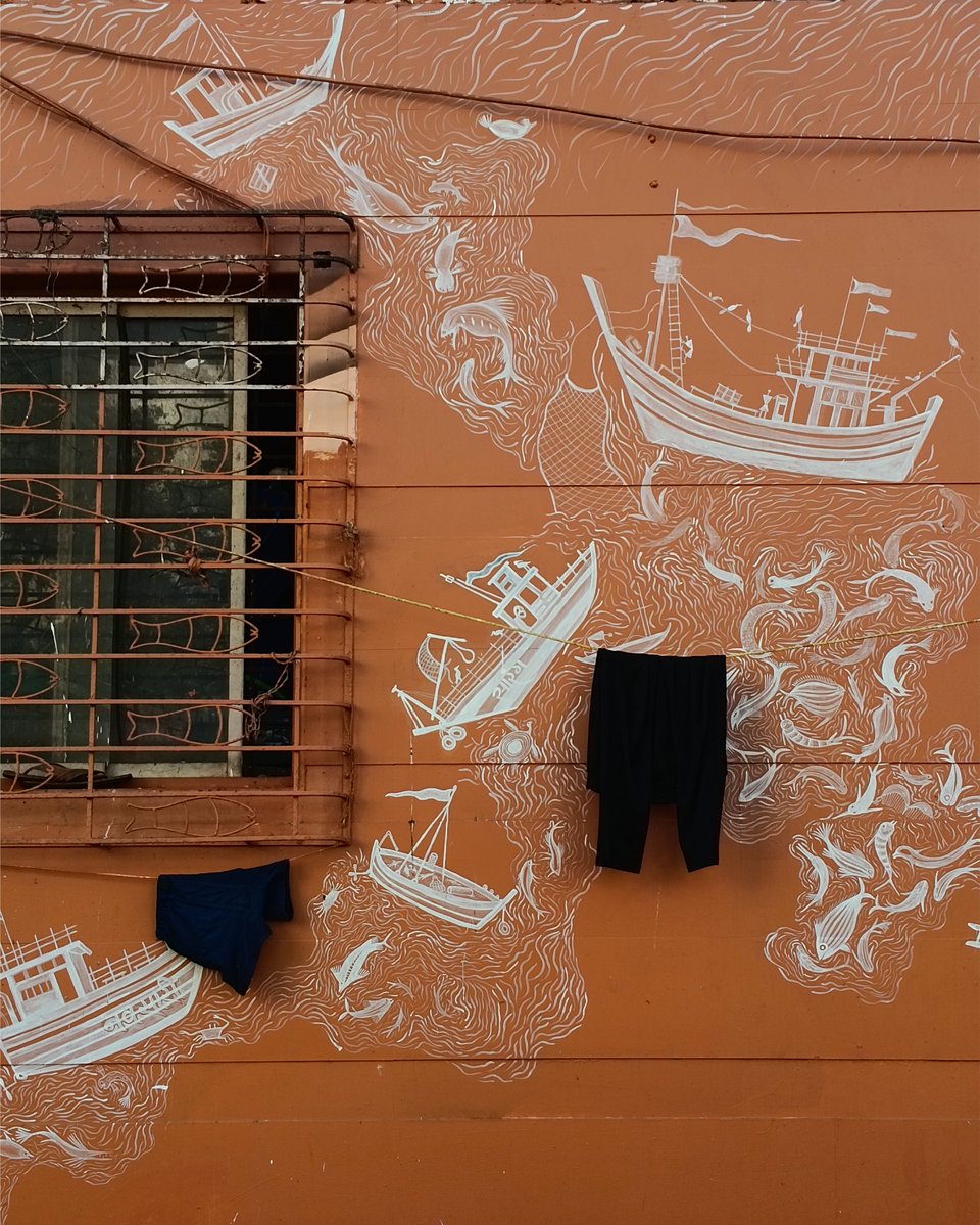 rooftop_app's tweet photo. Their mural at the Mumbai Urban Art Festival this year represents marine life as a current of several sea creatures native to the Arabian Sea. It presents the endangered interdependence between humans and nature. #VayedaBrothers #WarliArt #IndianArt #StartMUAF #ArtForAll https://t.co/BY4N92rGfp
