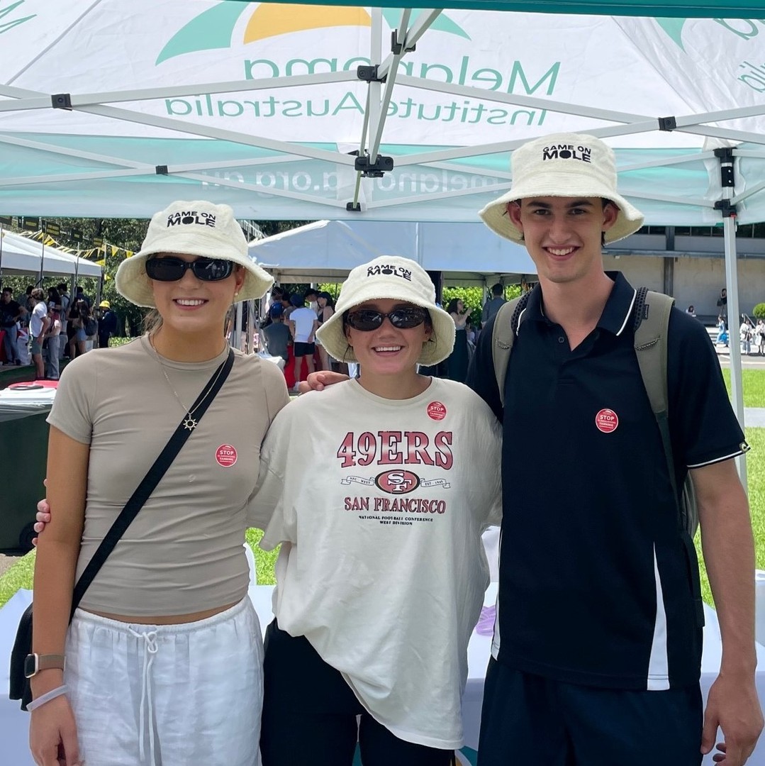 MelanomaAus's tweet photo. We're feeling good about the future after meeting @Sydney_Uni students at #USYDwelcome today!
They were keen to seek shade and sunscreen, loved their #GameOnMole hats and supported our upcoming #StopGlamourisingTanning march at USYD on 14 March! 😍
#sunsafe https://t.co/y0RHZJzkl1