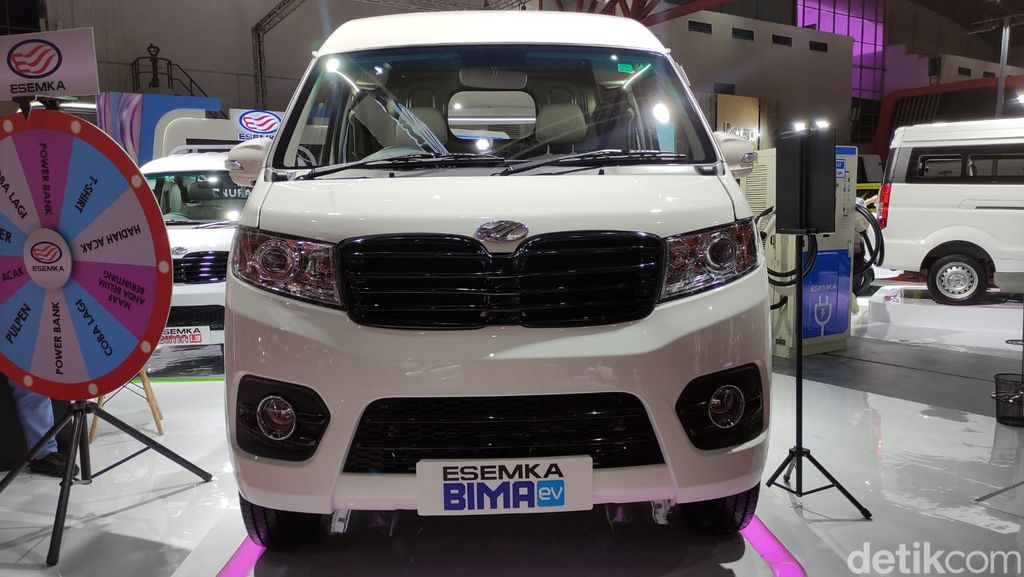 Presiden Joko Widodo resmi membuka pameran otomotif Indonesia International Motor Show 2023.
Presiden Jokowi mengunjungi Both mobil Esemka serta sempat mencoba masuk kabin mobil Esemka yang dipajang.

Nb: "Pembenci dan penghujat silahkan berkumpul dimari". 🤭
