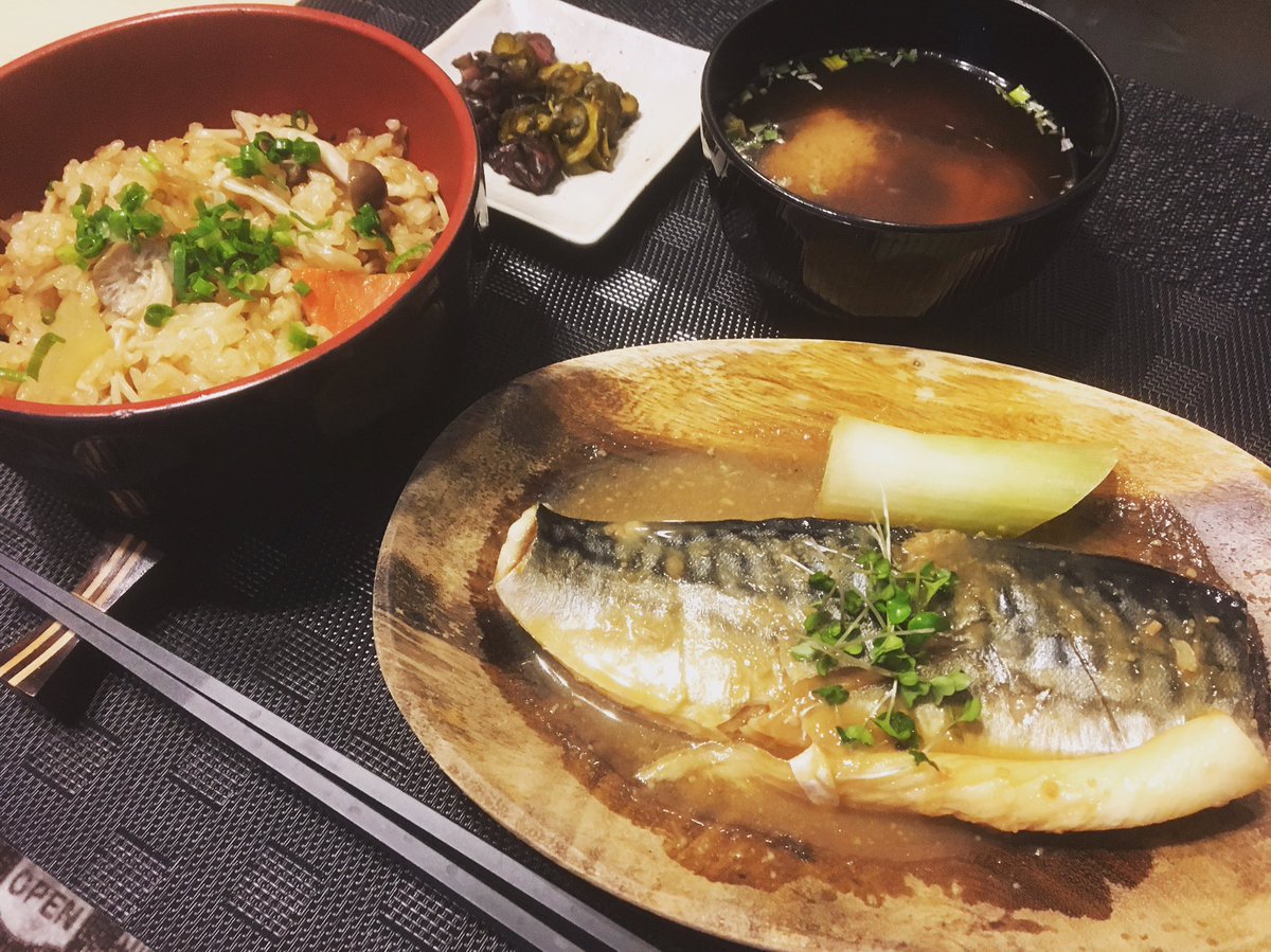 「今日は #サバの味噌煮 と炊き込みご飯いや…分かってはいるんです。糖分の取り過ぎ」|杉山れお@むくの目玉のへのへのもへんじょだのイラスト