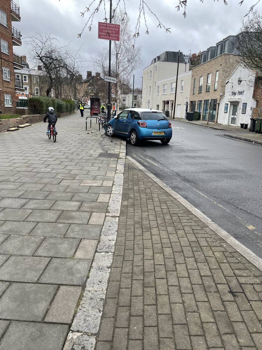 gazbox80's tweet photo. Another day, another crash on Dalberg Road. Council only just fixed the lamp post from the last time. Road layout needs fixed to slow cars down. #RailtonLTN #Brixton https://t.co/RhA1Tlw0an