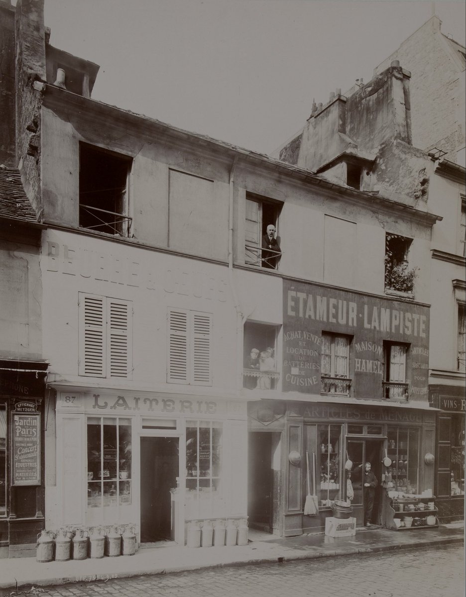 💡Si vous n'avez pas d'appétence pour les métiers du numérique, que le job de plombier-zingueur vous paraisse un mauvais tuyau et que celui de poêlier-fumiste vous semble bouché, vous pouvez toujours devenir étameur-lampiste en traversant la rue…
[Paris, 1905]