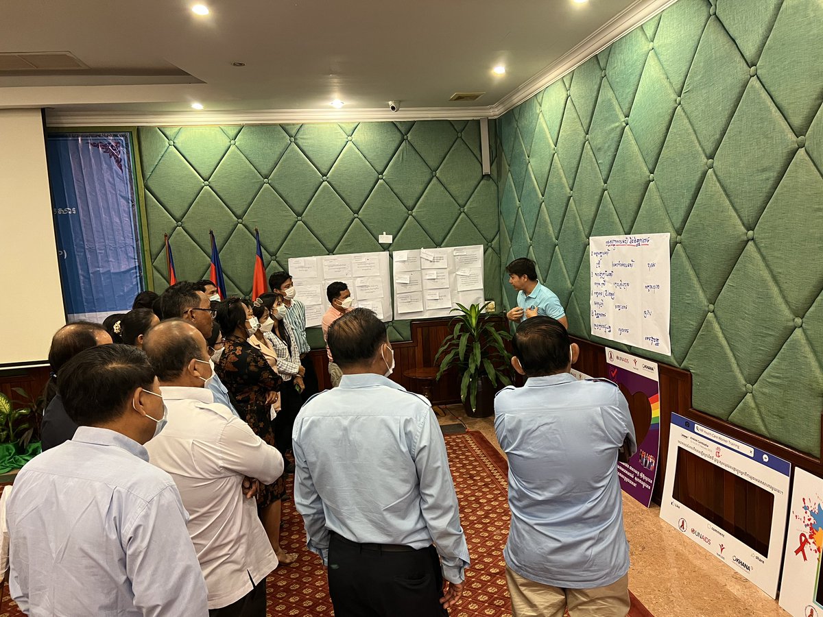 YouthLEADAP_'s tweet photo. Chantorn of @KhanaCambodia discusses SOGIESC and related terms to increase healthcare worker capacity to engage with #YKPs. 

 @UNAIDS_AP @dfat 

#YKPFirst https://t.co/ufnnqkLhLp