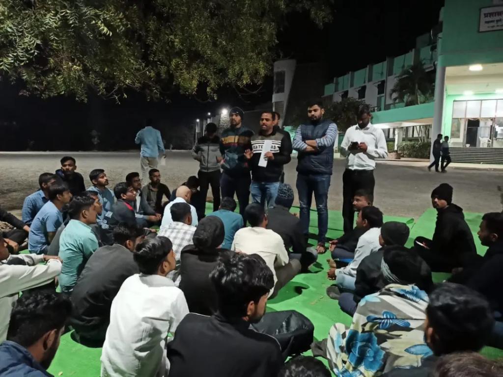 AHThombare's tweet photo. अनेक दिवसांपासून महाराष्ट्रातील कृषी विद्यापीठामध्ये विद्यार्थी आंदोलन करत आहेत. राहुरी येथील महात्मा फुले कृषी विद्यापीठ येथील आंदोलन करत असणाऱ्या विद्यार्थ्यांची भेट घेऊन  विद्यार्थ्यांची मते जाणून घेतली. यावेळी पुणे महानगर मंत्री @Shubhbachal उपस्थित होते. @Dev_Fadnavis https://t.co/ID6N0k932i