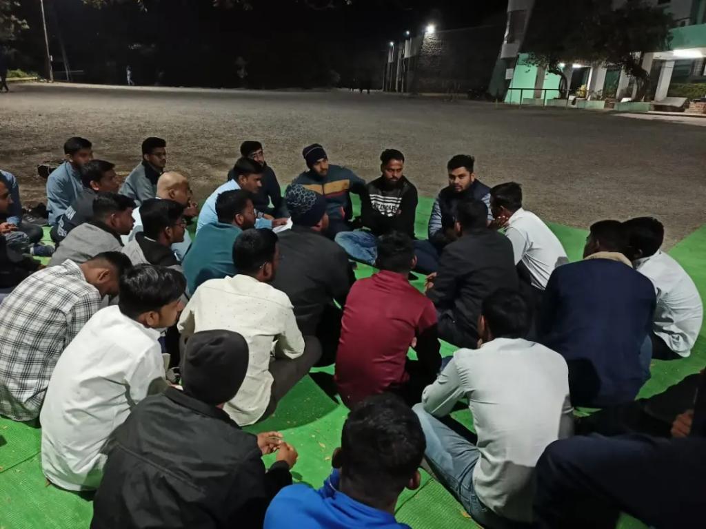 AHThombare's tweet photo. अनेक दिवसांपासून महाराष्ट्रातील कृषी विद्यापीठामध्ये विद्यार्थी आंदोलन करत आहेत. राहुरी येथील महात्मा फुले कृषी विद्यापीठ येथील आंदोलन करत असणाऱ्या विद्यार्थ्यांची भेट घेऊन  विद्यार्थ्यांची मते जाणून घेतली. यावेळी पुणे महानगर मंत्री @Shubhbachal उपस्थित होते. @Dev_Fadnavis https://t.co/ID6N0k932i