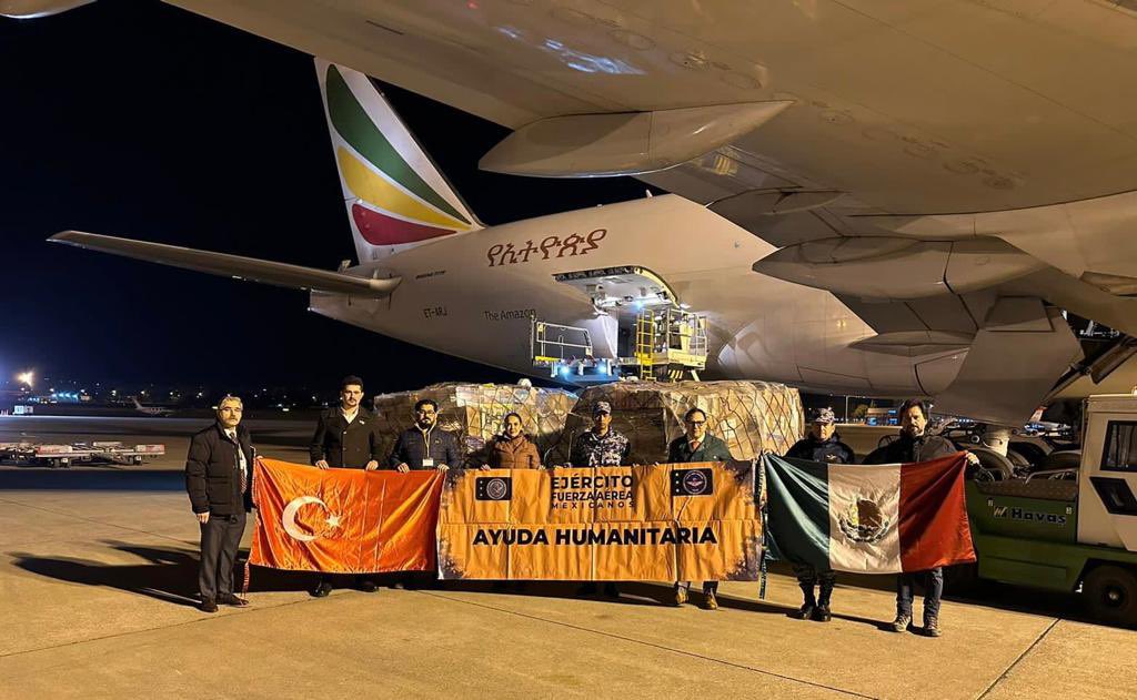 AMEXCID's tweet photo. 📸 Las 100 toneladas de ayuda humanitaria que las y los mexicanos reunieron, están siendo descargadas en el aeropuerto de Adana en Turquía para apoyar a este pueblo hermano.
🇲🇽🤝🇹🇷

@SEDENAmx @SRE_mx @m_ebrard 
@EmbTurquia @TIKA_Mexico @ilhantug @LauraElenaCC @GSandovalSalas https://t.co/NynNfCZSAn