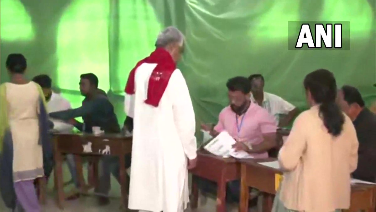 Agartala, Tripura | LoP and former CM Manik Sarkar casts his vote in Assembly el… Agartala, Tripura | LoP and former CM Manik Sarkar casts his vote in Assembly el…