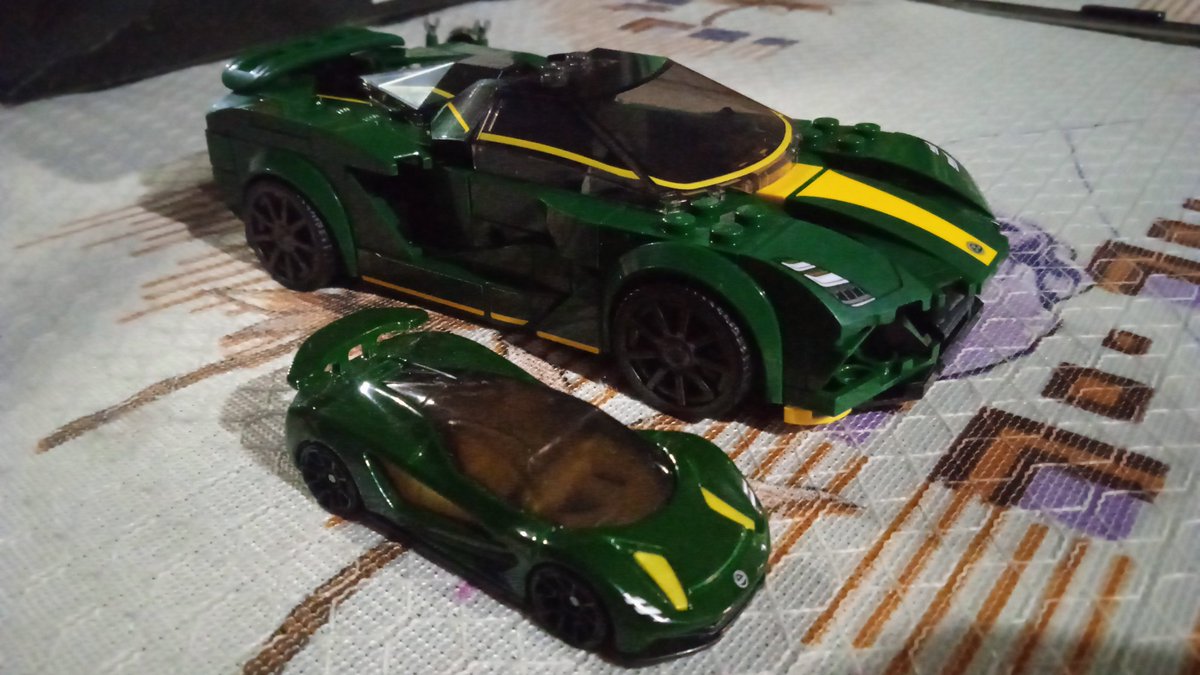 Lotus Evija LEGO を組み立てました。これは、私が持っている Lotus コレクション用にもう 1 つです。

Built the Lotus Evija LEGO, one more for the Lotus collection that I have.