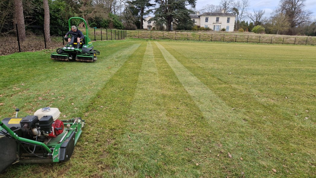badge_badger's tweet photo. Absolute pleasure mate, just glad we have had some great news. Nows the time to put the  hard work  💪in and get these pitches back for the boys ⚫️🟡🐝 https://t.co/RuH8POHrVh