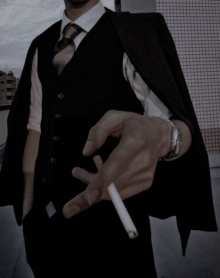 здесь, вроде как, по четвергам принято выкладывать свои обноженные тела, но я, пожалуй, покажу вам фотографию со своих перерывов между уроками.