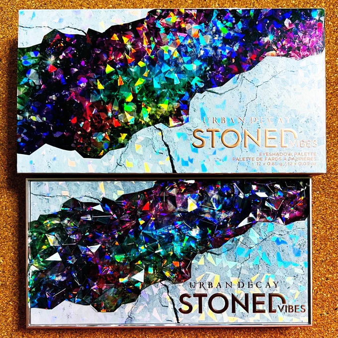 14:URBAN DECAYSTONED VIBESコスメは見た目が100割!!!!パケ最高!!!!! 買ったばかりの時は使い方がめちゃくちゃ難しくて寝かせてしまったのですが、再挑戦したらマーーーージでかわいい!!! パンに入ってるときの色と肌に乗せたときの色が全然違うのでおもしろいパレットです 