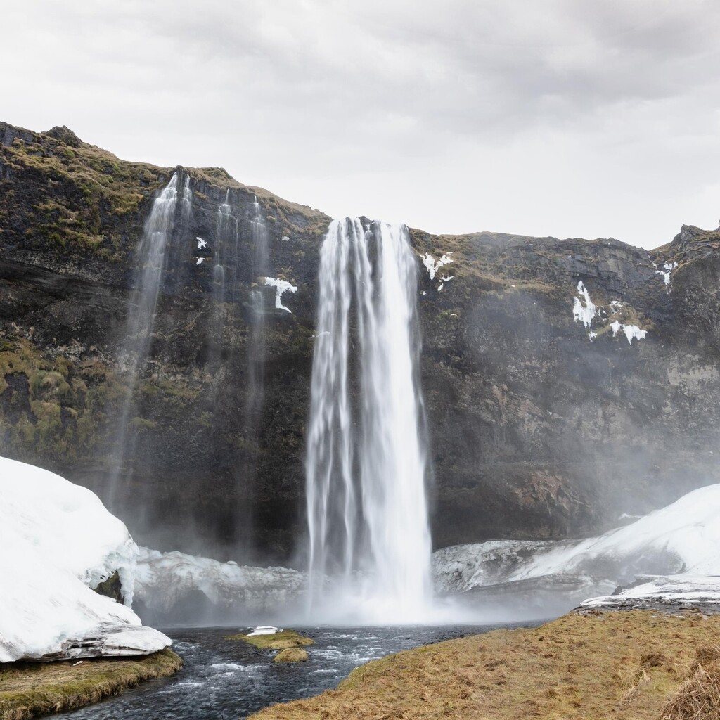 There are so many W A T E R F A L L S in Iceland. I think we had about 15 on the list to see! We managed to see a few of the extraordinary falls. It is hard to capture the power of the water in just a photo. 
✔ Seljalandsfoss
✔ Gljúfrabúi
✔ Skógafoss… instagr.am/p/CotgEsfL41E/