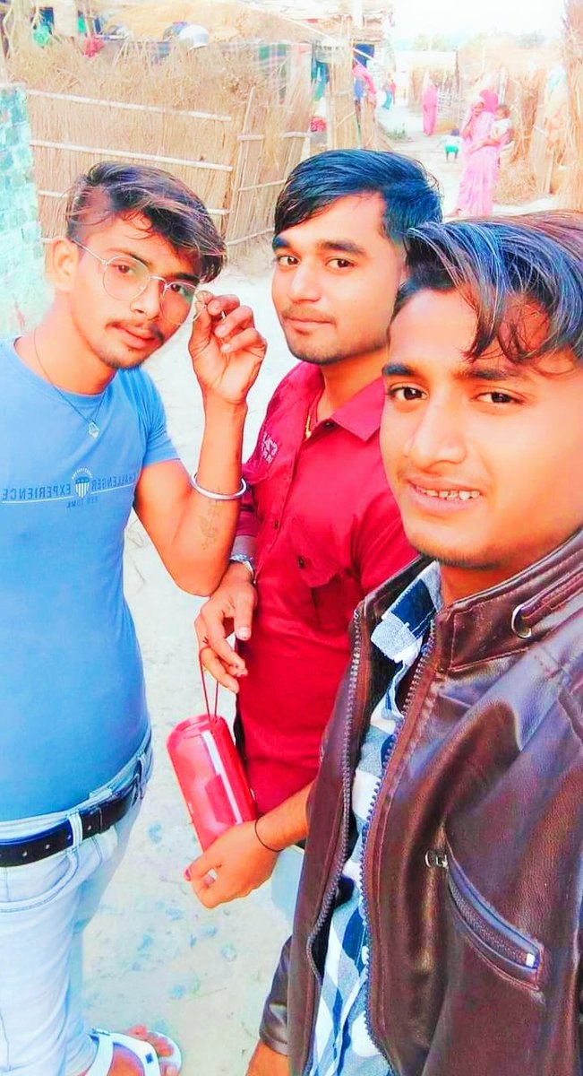 GovindK32305773's tweet image. #राह चलते🚶 पागल🤡 बनते हैं दोस्त, #Cold_Drink🥃 बोल के दारु पिलाते हैं दोस्त,😹
कितने भी #कमीने😣 हो पर काम 👉पड़ने पर हमेशा #आगे👬 रहते हैं #दोस्त !!