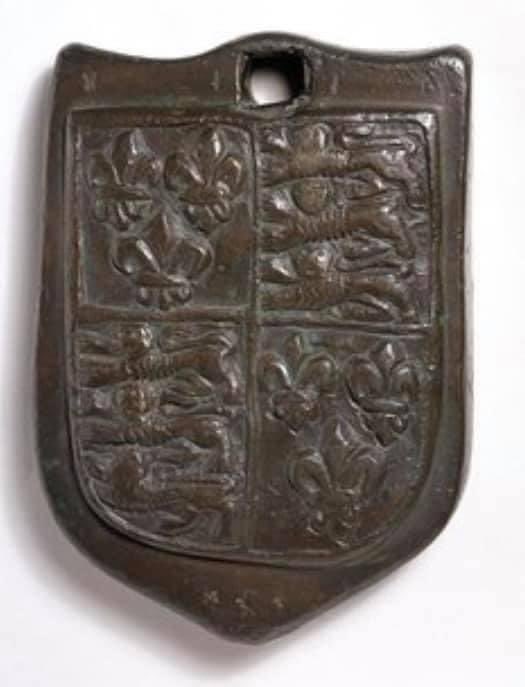 TudorAge1973's tweet photo. #ThrowbackThursday
Wool Weight
1550-1600
England

Bronze shield-shaped weight, possibly for weighing wool, cast in relief with the royal arms of England.

https://t.co/wlEeB10jT5

#WoolWeight #Bronze #Wool #Weights #WoolTrade #16thCentury #RoyalArmsofEngland #Tudors #History https://t.co/52oOVaRkPs