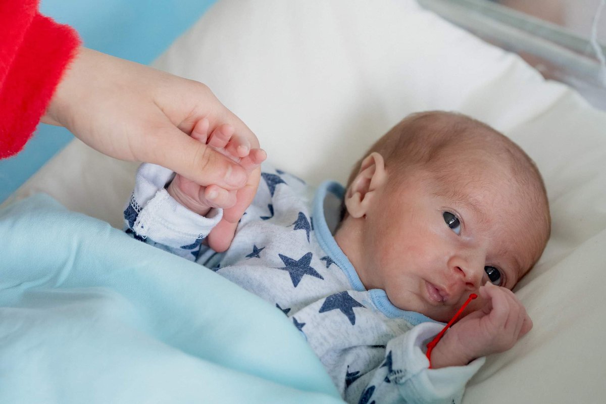 UNICEFMoldova's tweet photo. #ChildrenofUkraine have been robbed of their right to be born in a safe place. Little Denis, born prematurely, was lucky that his mother fled to Moldova and had access to #healthservices provided by the Institute of Mother and Child, supported by #UNICEF.
#365daysofwar https://t.co/SOd9zEF5QA
