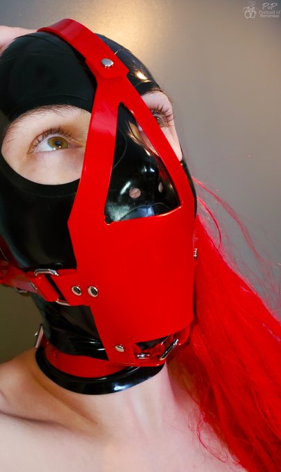 Loving this Muzzle Gag from @AllAboutGAG, It was a gift from the same fan who got me the Rubber55 hood