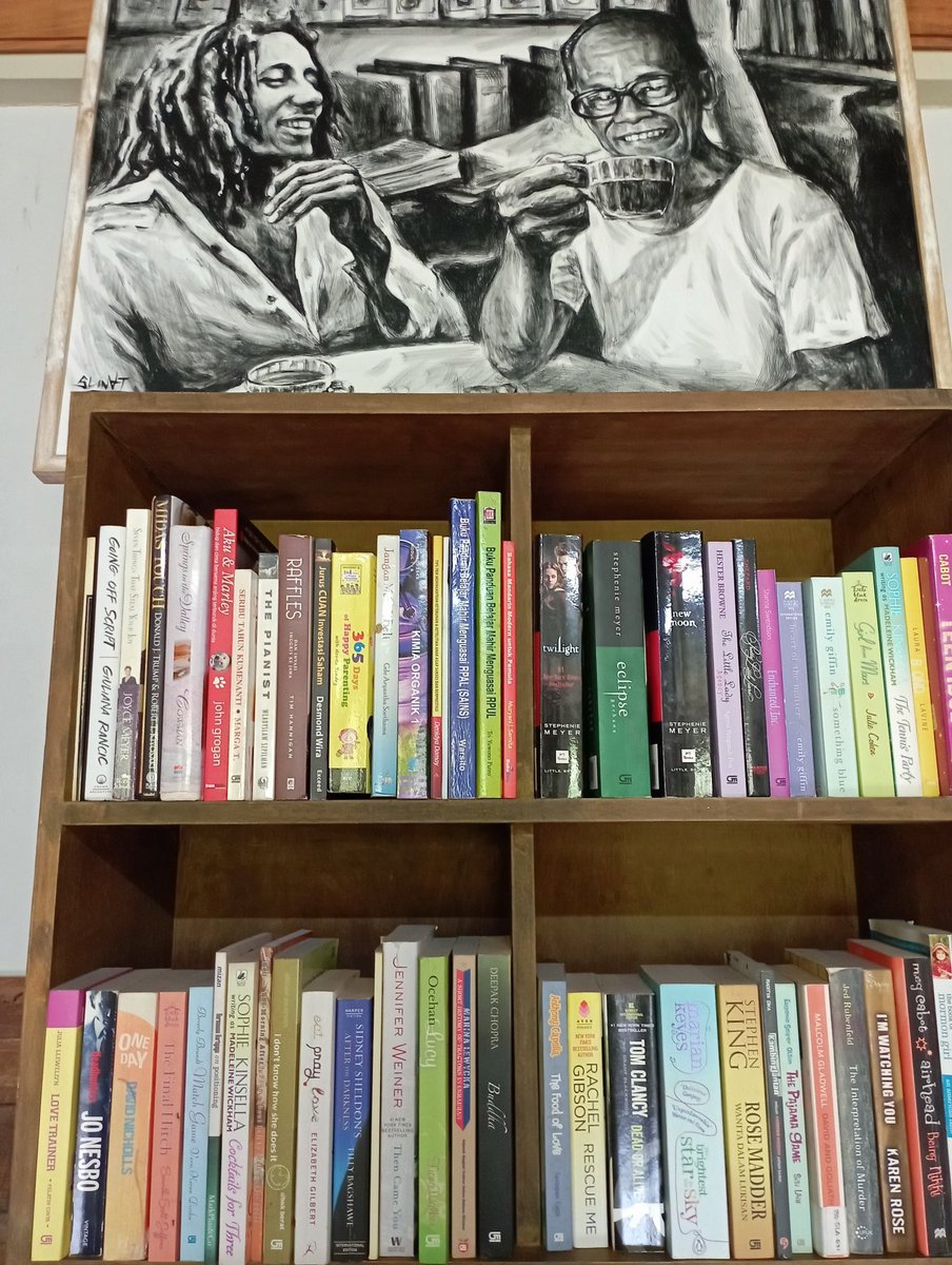 alienbega's tweet photo. Jika kau mencariku, aku akan ada di sudut paling sunyi sebuah perpustakaan
Membaca sembunyi-sembunyi cerita yang tidak dipajang di rak-rak tinggi https://t.co/TDO2DGAFVg