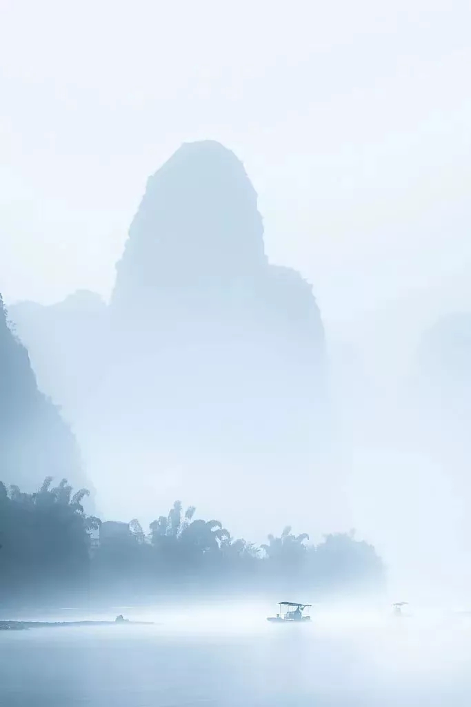 Antony59406407's tweet photo. 🌸山水迷蒙，古韵悠悠，氤氲水汽伴随层叠雾霭，乘一叶竹筏漂荡于江水之上，犹如置身百里画廊，充满着诗情画意。
～～这样的中国美不美？友友们猜一下这是哪里？😛 https://t.co/zdkM74j65e