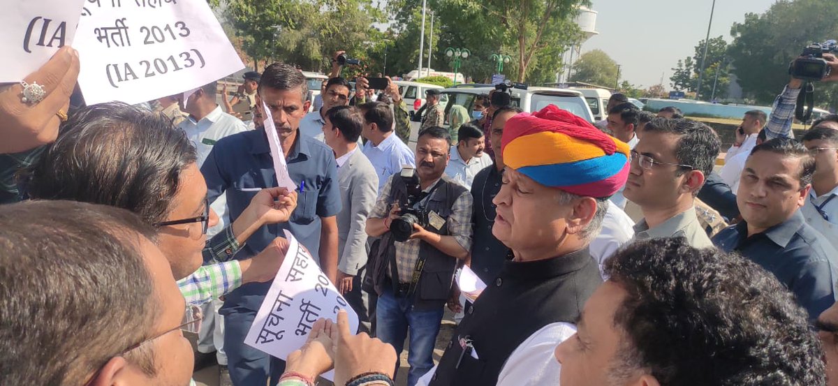 IAwaitingsgnr13's tweet photo. @1stIndiaNews @_lokeshsharma @ashokgehlot51 
@bharatbeniwal_ @dsrajpurohit291 @News18India
 
माननीय मुख्यमंत्री जी से निवेदन है कि आज 16 फरवरी को आप बजट रिपीट करेंगे मान्यवर हम 10 साल से नियुक्ति का इंतजार कर रहे हैं कृपया हमें नियुक्ति देवें https://t.co/khyTMEh8rg