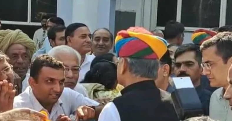IAwaitingsgnr13's tweet photo. @1stIndiaNews @_lokeshsharma @ashokgehlot51 
@bharatbeniwal_ @dsrajpurohit291 @News18India
 
माननीय मुख्यमंत्री जी से निवेदन है कि आज 16 फरवरी को आप बजट रिपीट करेंगे मान्यवर हम 10 साल से नियुक्ति का इंतजार कर रहे हैं कृपया हमें नियुक्ति देवें https://t.co/khyTMEh8rg