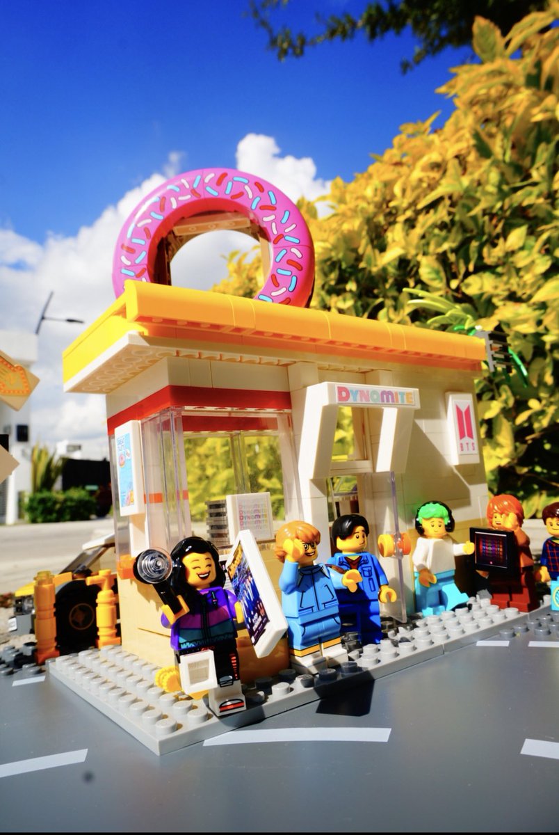 fuji_koTweet's tweet photo. I was waiting with my credit card 😂
@LEGO_Group @HYBE_MERCH @bts_bighit 

2020年に自作したやつ🧨ミニフィグだけでもほしいなぁ😭 https://t.co/t74VzndqBj