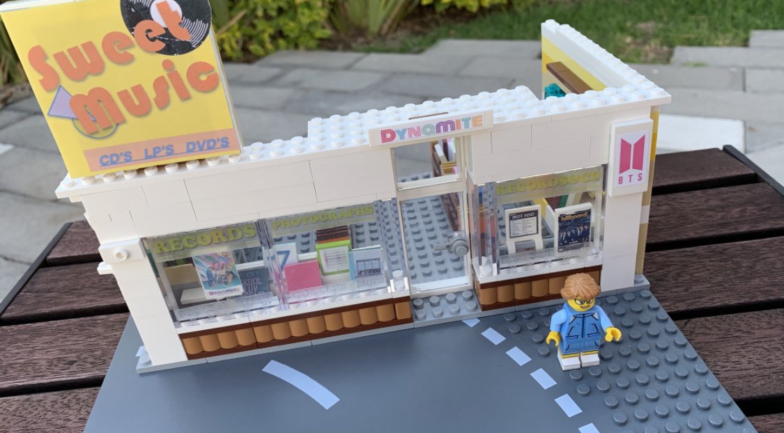fuji_koTweet's tweet photo. I was waiting with my credit card 😂
@LEGO_Group @HYBE_MERCH @bts_bighit 

2020年に自作したやつ🧨ミニフィグだけでもほしいなぁ😭 https://t.co/t74VzndqBj
