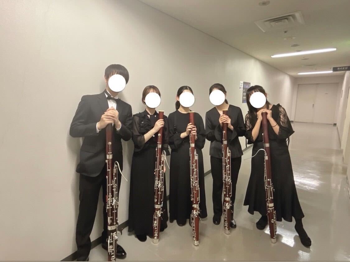ochakan_2023's tweet photo. みんな大好き“ファゴット”パート(@ochakan_fg)です。
え？“ファゴット”が何かって？
ファゴットの魅力はそのキーの数とダブルリード特有の独特な音！
一度この楽器に触れた者は一生手放せなくなるというこの楽器を君も一緒に極めてみないか！ https://t.co/Nrc82OuQUx