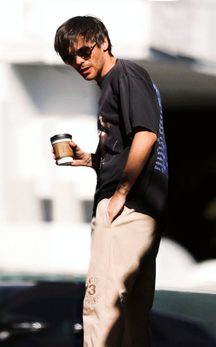 luisagrx_'s tweet photo. Hot + British = Louis Tomlinson https://t.co/KxfmFnZFuR