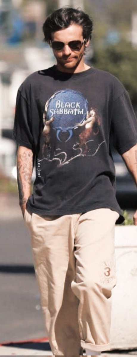 luisagrx_'s tweet photo. Hot + British = Louis Tomlinson https://t.co/KxfmFnZFuR