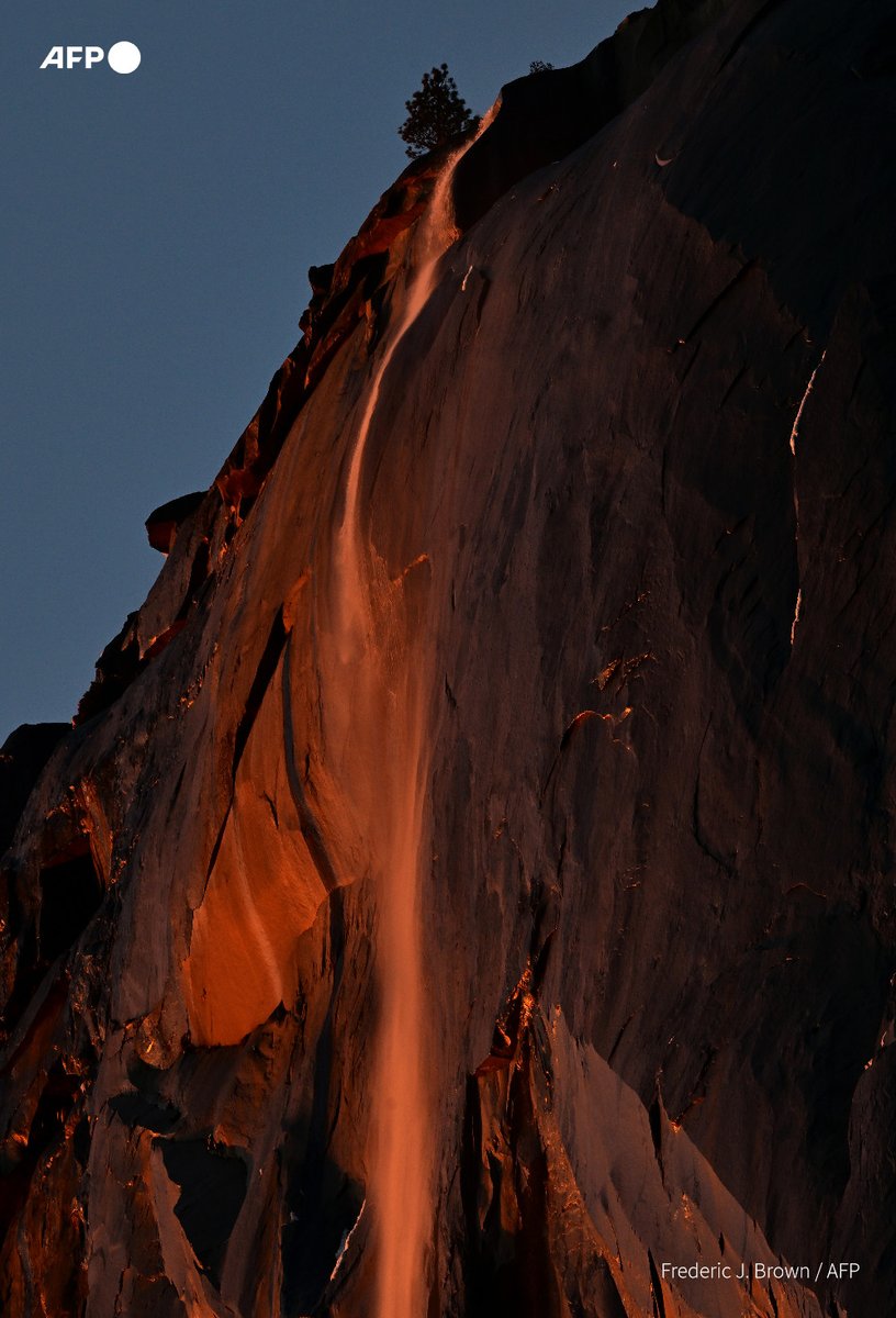 AFP's tweet photo. Sun sets waterfall ablaze in Yosemite 'firefall'.

For just a couple of weeks every year the last rays of daylight hit Horsetail Falls in California's Yosemite National Park, appearing to set the water on fire

https://t.co/2dbRhyS3Zk https://t.co/znqTEmXGVR