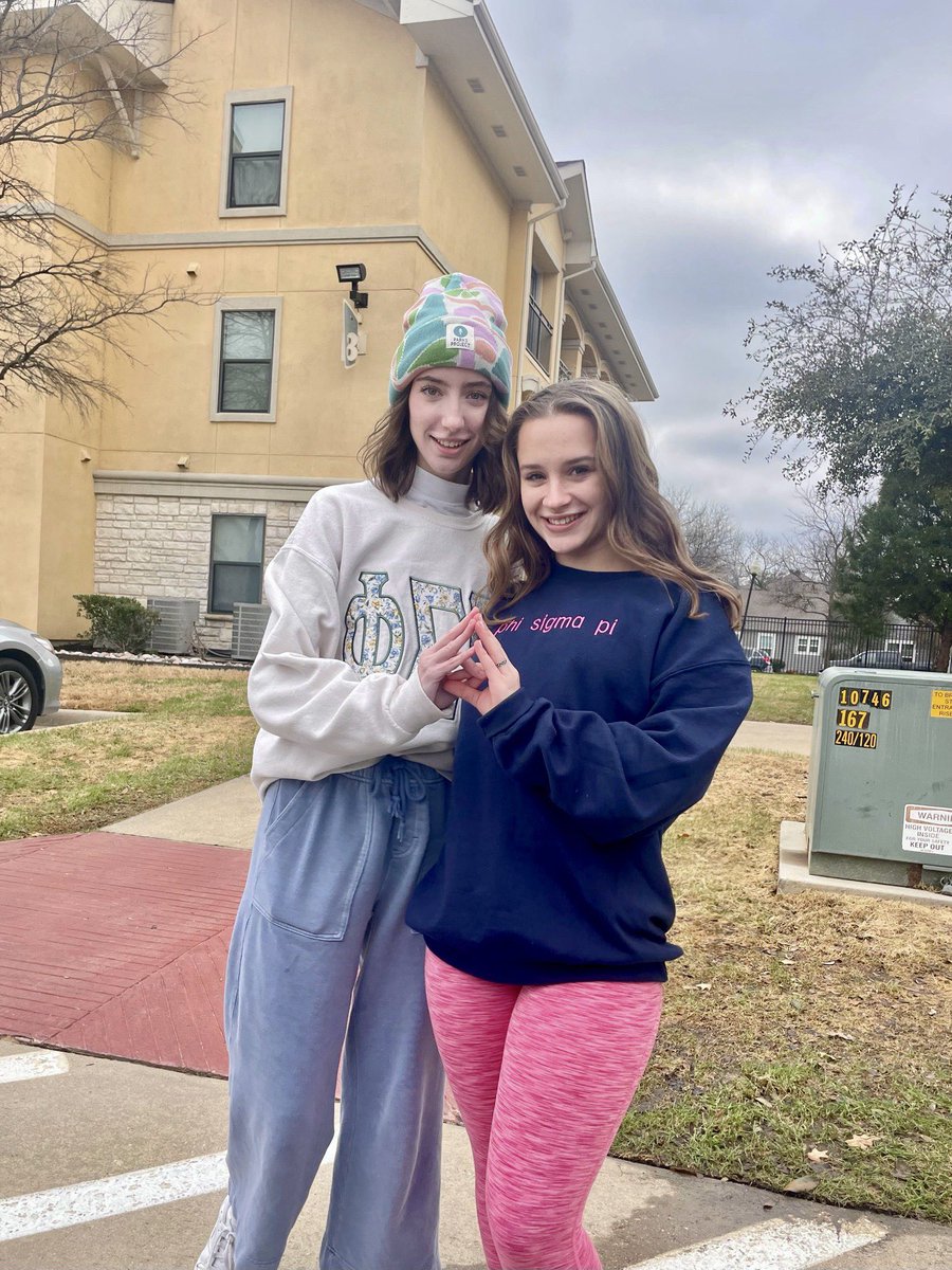 PSPDeltaKappa's tweet photo. On Wednesdays we always wear letters (and sometimes pink!) Ft. Brothers Amanda, Kaitlynn, Riley and Joey! https://t.co/20hxWUF6Fk