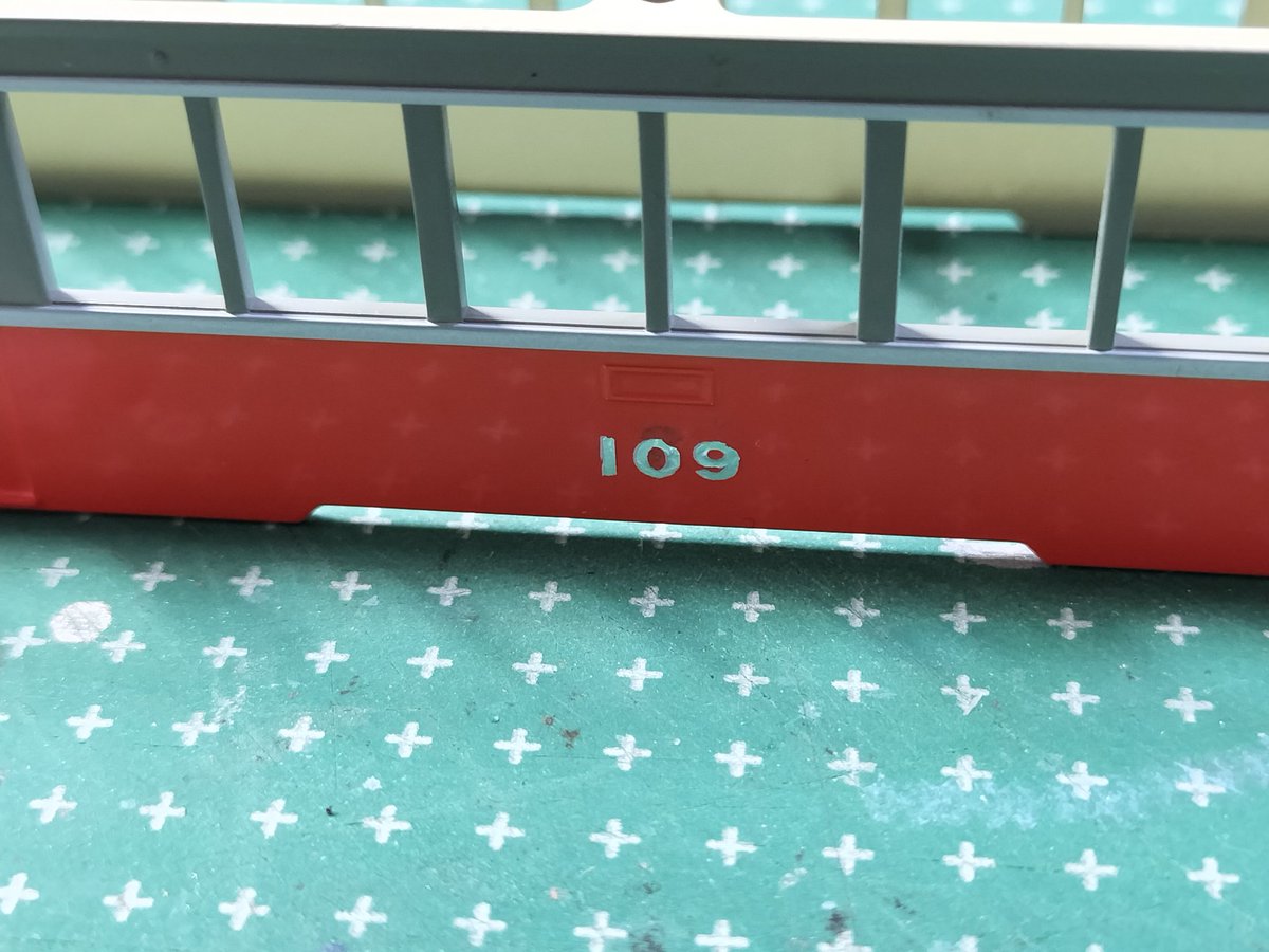 Smark_lover's tweet image. 今日は受託作業２本目。
#MODEMO のHOゲージ、箱根登山モハ２の車番変更を依頼されましたが、側面分のインレットの残が足りなかったのでマイクロドライプリンタでデカールを作成して貼り付けました。
下地の白がわずかにはみ出ますが、充分許容かな？と
片面は試験的に足りない「０」だけデカールで😁