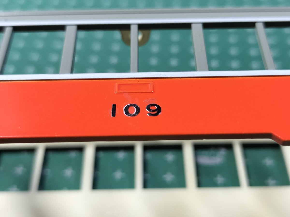 Smark_lover's tweet image. 今日は受託作業２本目。
#MODEMO のHOゲージ、箱根登山モハ２の車番変更を依頼されましたが、側面分のインレットの残が足りなかったのでマイクロドライプリンタでデカールを作成して貼り付けました。
下地の白がわずかにはみ出ますが、充分許容かな？と
片面は試験的に足りない「０」だけデカールで😁