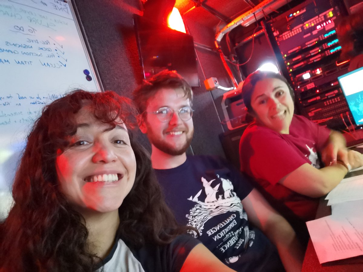 Very happy #NHMDeepSea PM shift! We got to spend most of our shift in the control van of the #ROVIsis while diving at 4700 m deep!!! Heaps of holothurians spotted! 
#SMARTEXCCZ @NOCnews @NHM_Science @mbelen_arias @LucasDKing07