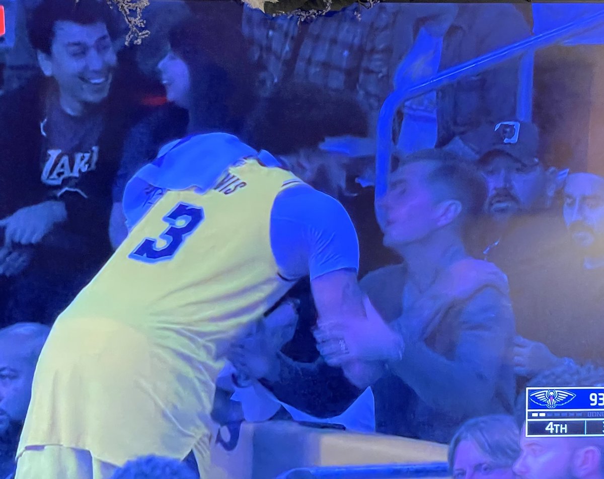 VinoUncorked's tweet photo. I HAVE NEVER SEEN AD GO TO THE CROWD TO HUG ROB AFTER A GAME — DO YOU UNDERSTAND HOW DOWN BAD AD MUST HAVE BEEN FOR HIM TO FEEL THE NEED TO DO THIS NOW LMAOOO 🤣🤣🤣 https://t.co/SEZGcfqH7g