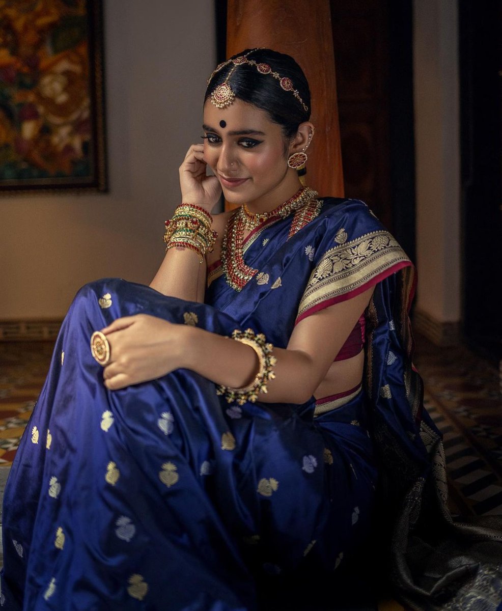 That Grace and Elegance ✨
#PriyaPrakashVarrier 💙❤️

#PriyaVarrier #TraditionalSaree #Tollywood #IndianVideoGuru