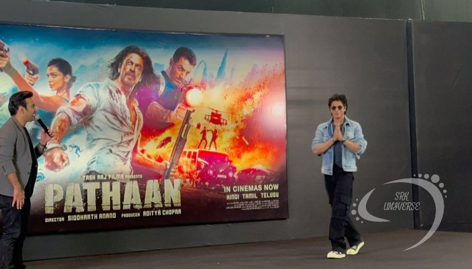 Vinoliav95's tweet photo. Good noon guys 😍🙏we love you sir😍#SRK𓃵 happy Thursday 😘 latest pic #PathaanBlockbuster  @iamsrk @SRKUniverse
@BrijwaSRKman @gaurikhan @SRKsGopal @TheSRKWarriors @Kyawtha14933443
@SrkianDas04
@SandipB28369874 @Kyawtha14933443 https://t.co/8cYuiDykLq