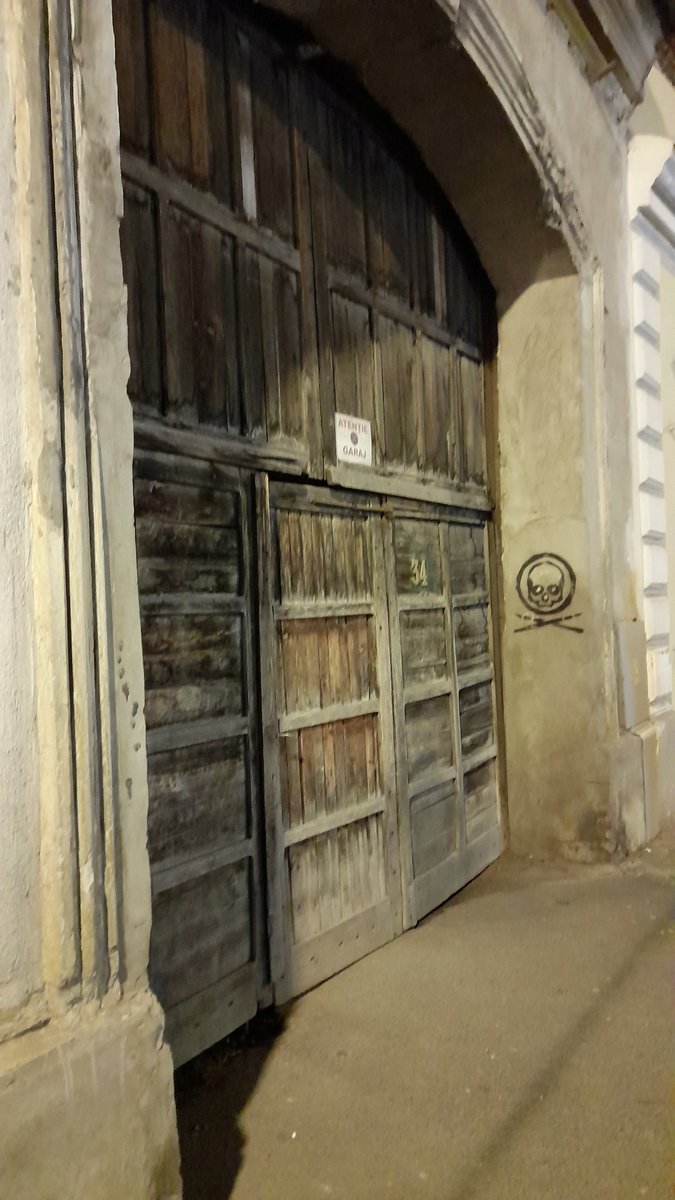 PatFurstenberg's tweet photo. Nighttime in magical #Sibiu.💕✨️🕰

A great gate to remind you that, here, you may take shelter.
A small door to help you shake off the day's burdens.

#AdoorableThursday #Im4Ro #Romania #architecture #woodcrafts #medieval #writerslife #flaneuse https://t.co/HETVOwuWkP