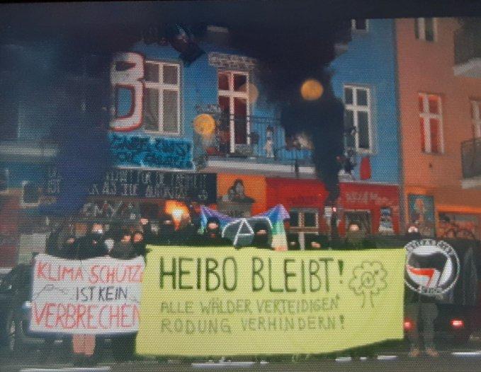 Guten Morgen, wir hoffen ihr seid alle fresh und ready für den zweiten Roimungstag! Uns erreichten gerade kämpferische Grüße aus #Berlin , vielen Dank! Vielleicht finden die Cops heute ja endlich mal unseren geheimen Tunnel zur <a href="/rigaer94/">rigaer94</a> #heibobleibt #senfinihrenaugen